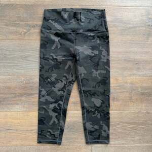 ZYIA Active Forest Camo Luxe High-Rise Capri Leggings Size 6-8